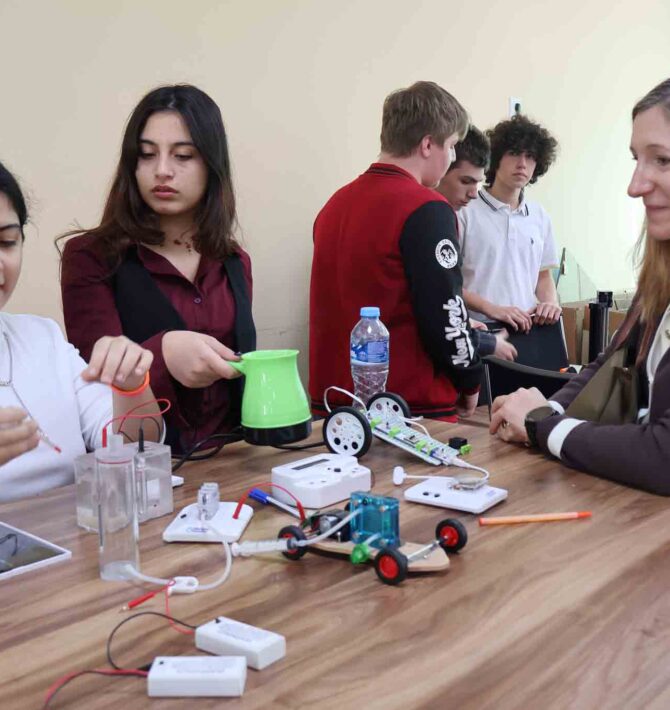 მსოფლიო ბანკის წარმომადგენლებმა თბილისის 126-ე საჯარო სკოლის STEAM ინოვაციური სივრცე დაათვალიერეს