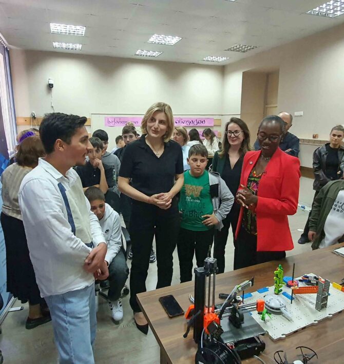 მსოფლიო ბანკის რეგიონულმა დირექტორმა თიანეთის სკოლის STEAM ინოვაციური სივრცე მოინახულა